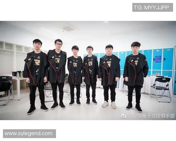 足球明星光环背后的隐秘代价与心理创伤探讨