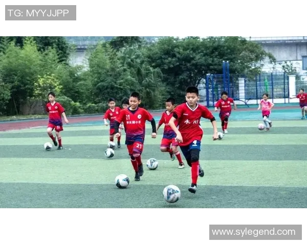 重庆足球队在足球团队协作排行榜中荣获第八名展现出强大团队精神与实力 重庆足球队在足球团队协作排行榜中荣获第八名展现出强大团队精神与实力